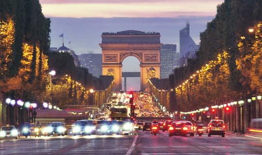 Paris street scene at dusk with reflections and reduced clarity through normal lenses, illustrating the benefit of SEIKO Anti-Reflection Coating at Dynamic Vision Optometrists in South Afric