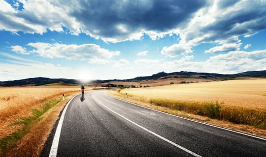 Country road in bright sunlight showing reduced glare and vivid colours through SEIKO Polarised Sun Lenses, available at Dynamic Vision Optometrists in South Africa